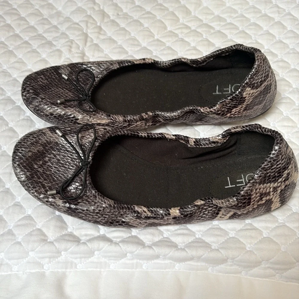 LOFT Snakeskin Patterned Flynn ballet flats size 8.5